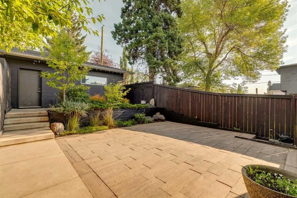 2218 32 Avenue SW — photo 3