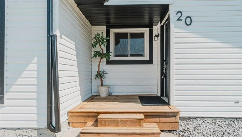 20 Castlegrove Way NE — photo 2