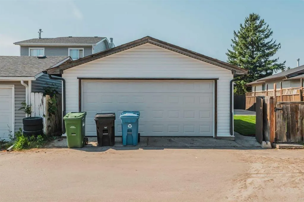 20 Castlegrove Way NE — photo 3