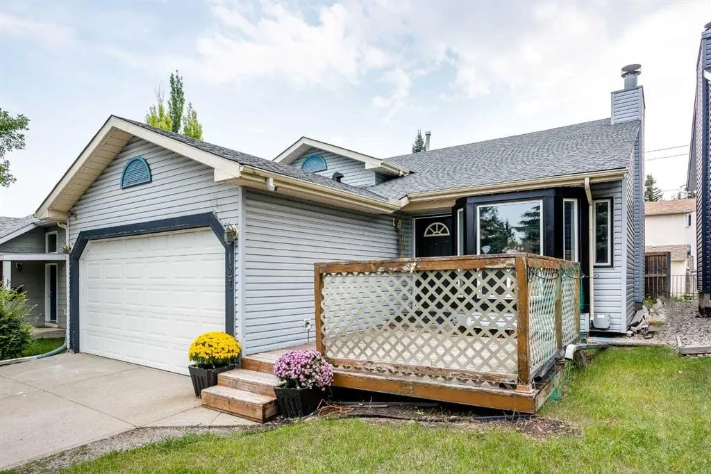 127 Shawinigan Drive SW — photo 2