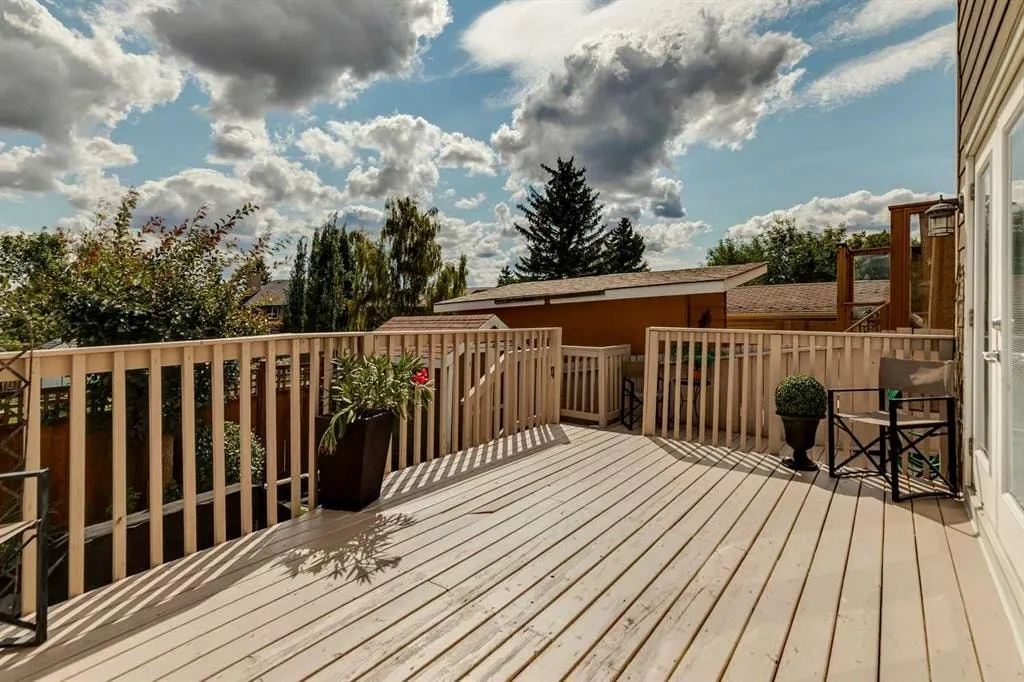 568 Strathcona Drive SW — photo 2