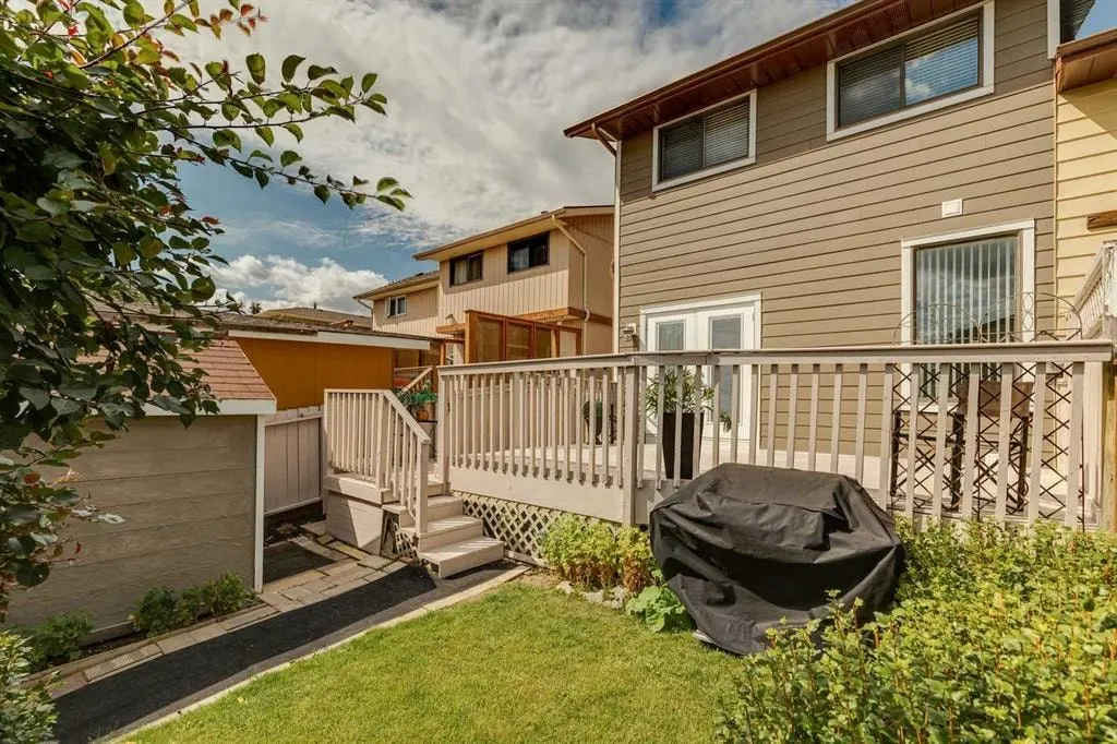 568 Strathcona Drive SW — photo 3