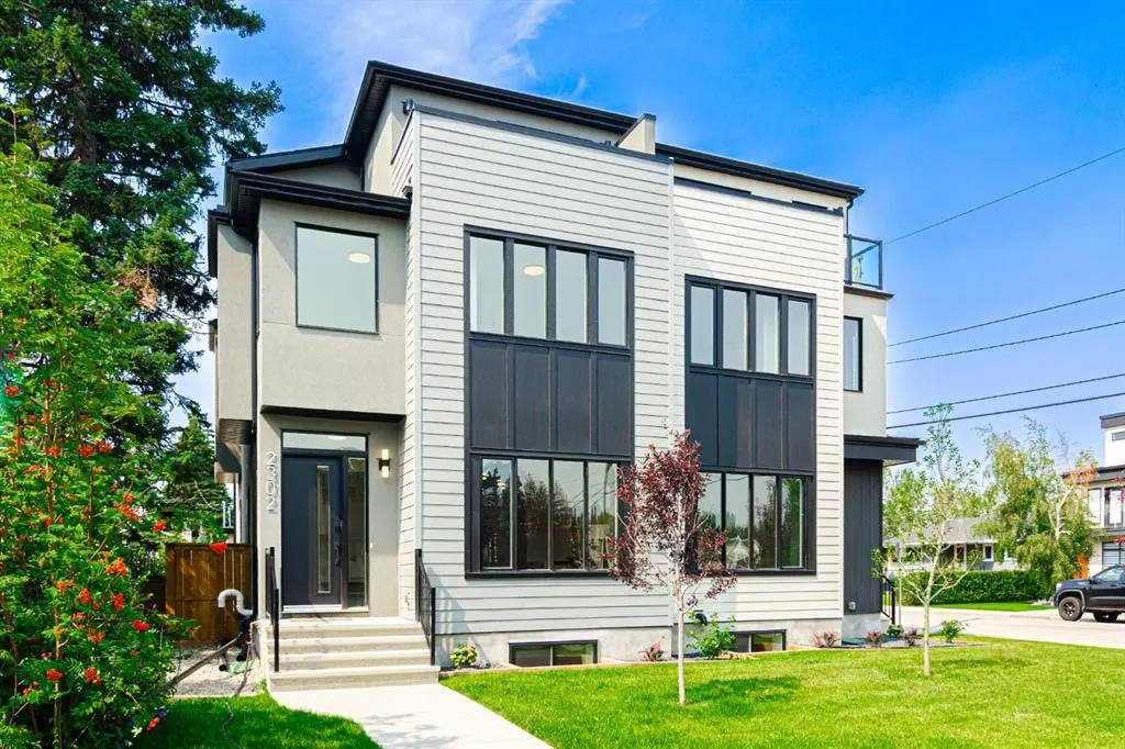 2302 Osborne Crescent SW — photo 2