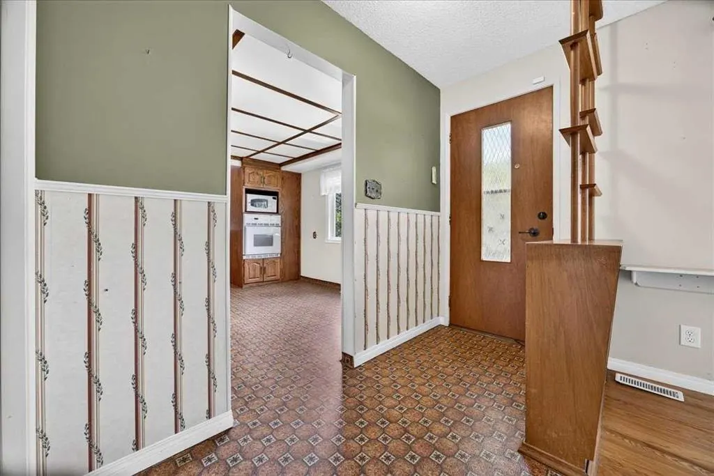 1060 Motherwell Road NE — photo 3