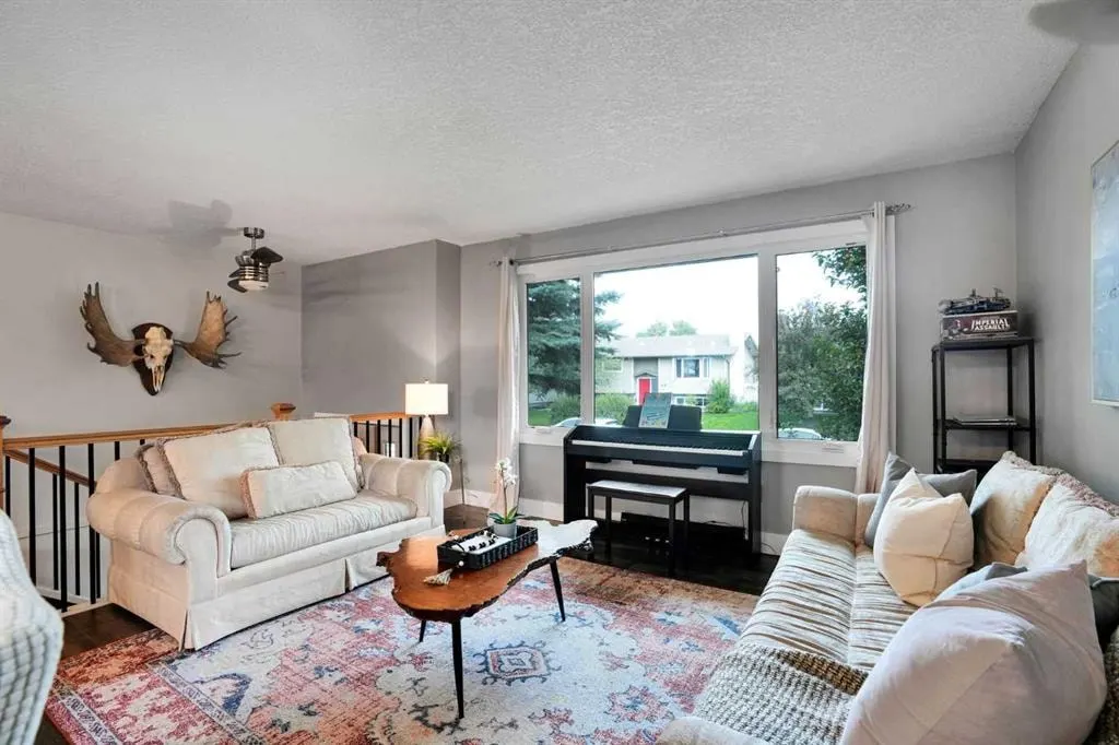 35 Queen Isabella Close SE — photo 3