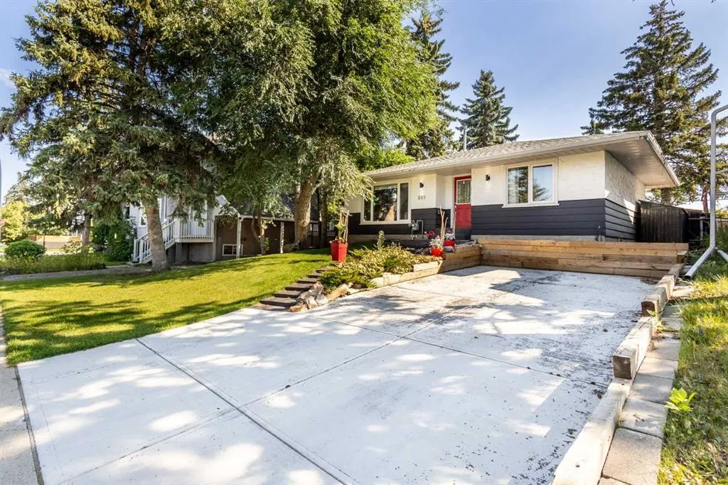 809 68 Avenue SW — photo 2