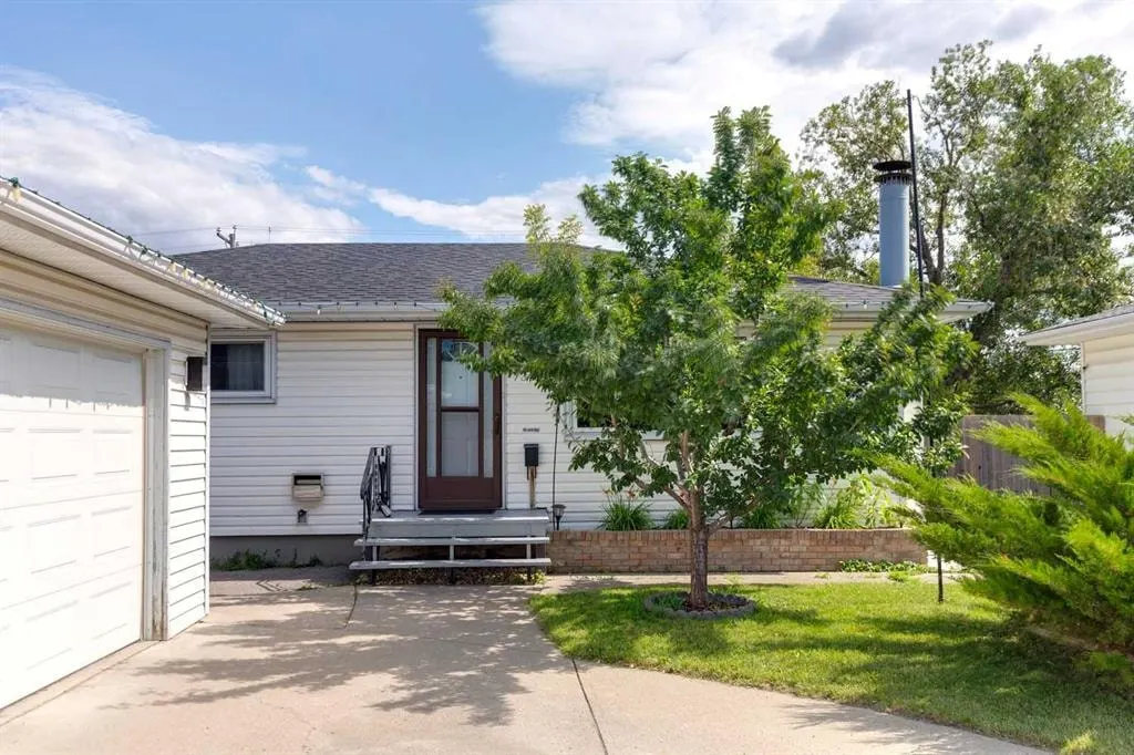 7304 5 Street SW — photo 2