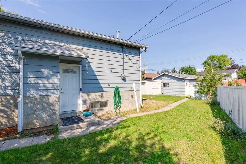 3556 33 Street SE — photo 2