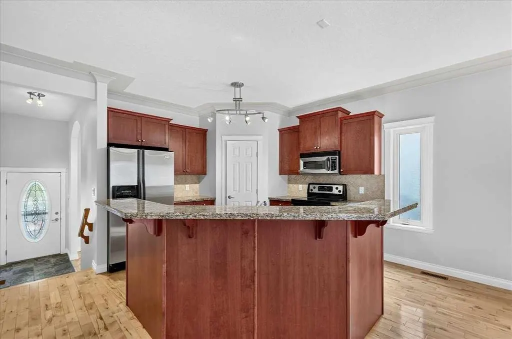 125 25 Avenue NW — photo 2