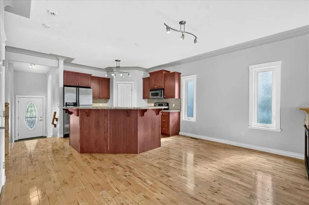 125 25 Avenue NW — photo 3