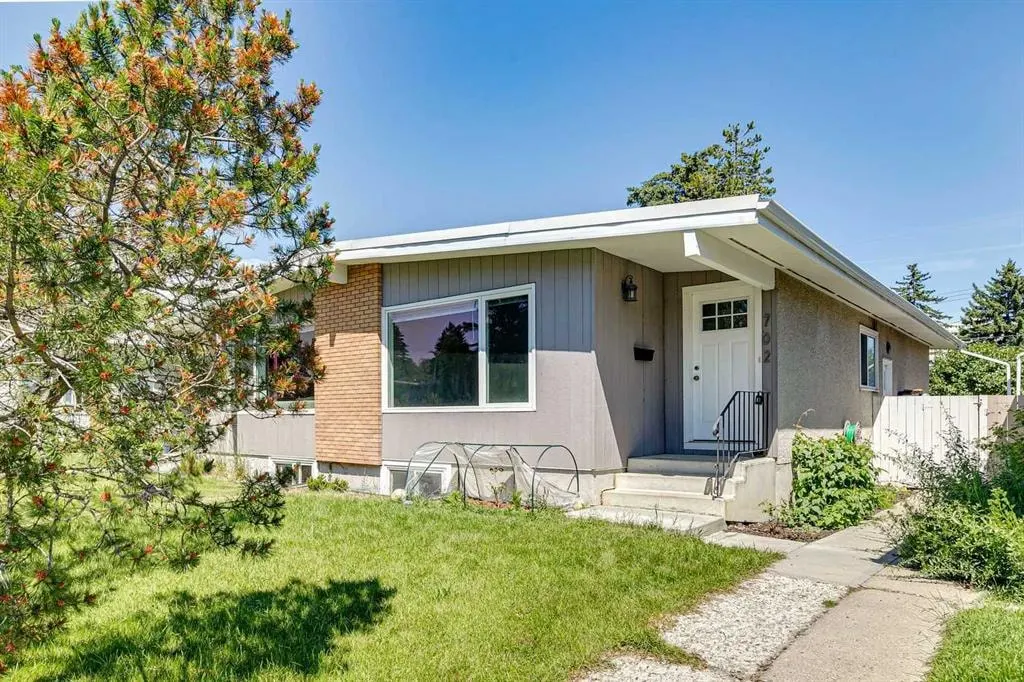702 Kingsmere Crescent SW — photo 1