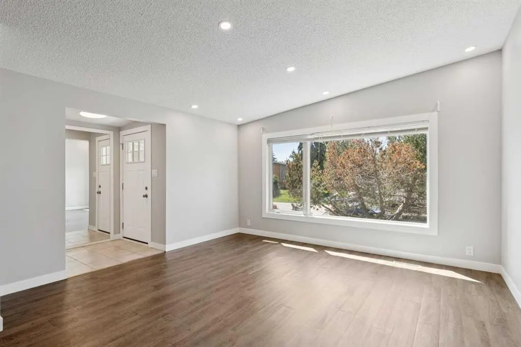 702 Kingsmere Crescent SW — photo 2