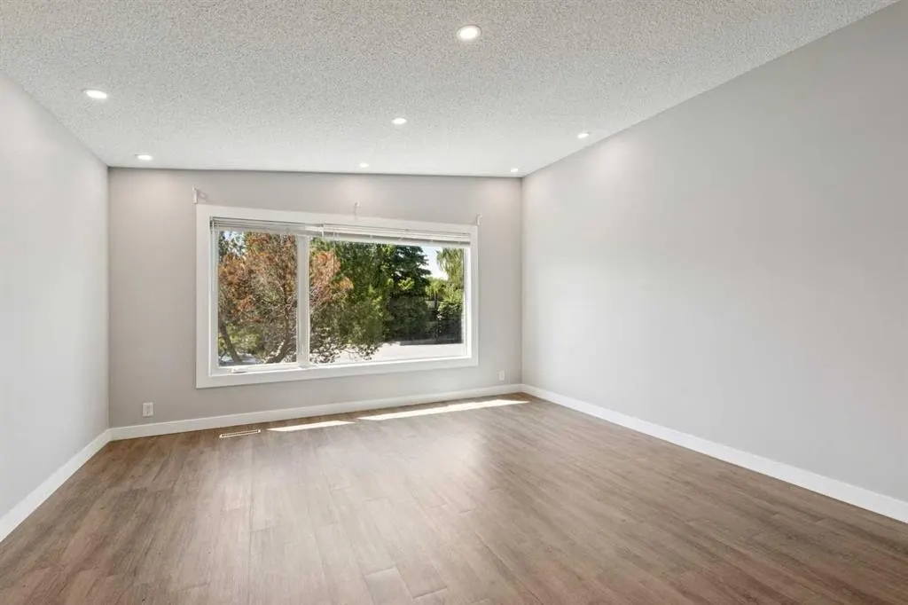 702 Kingsmere Crescent SW — photo 3