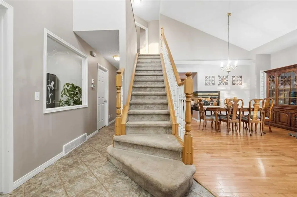 76 Valley Meadow Close NW — photo 3