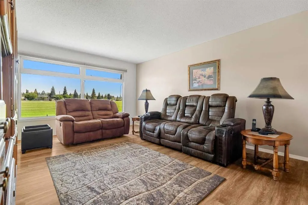 1307 Lake Ontario Drive SE — photo 3