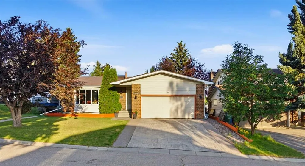 6016 Dalcastle Crescent NW — photo 2