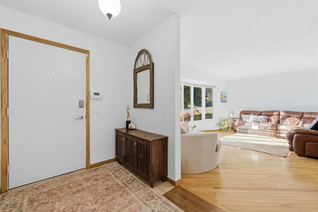 6016 Dalcastle Crescent NW — photo 3