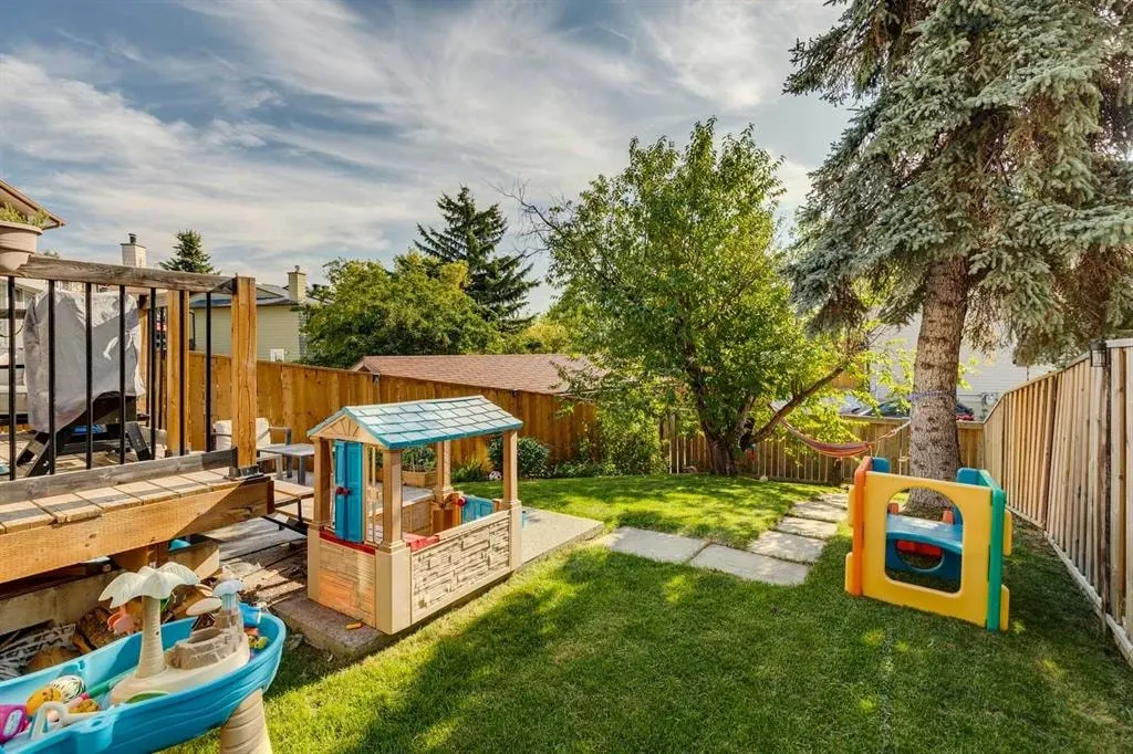 558 Strathcona Drive SW — photo 3