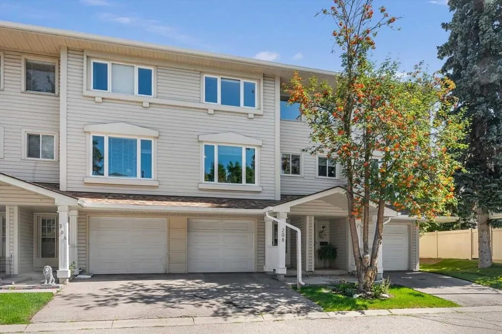 208 Queenston Heights SE — photo 2