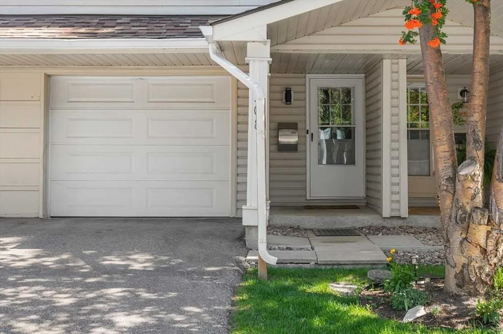 208 Queenston Heights SE — photo 3
