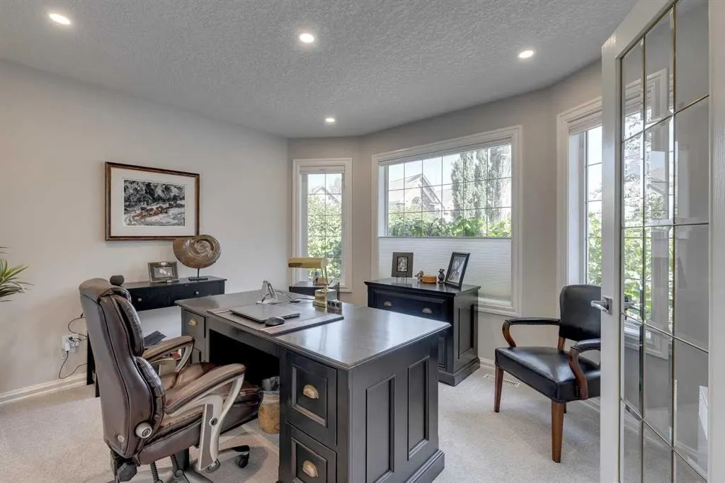 6 Patterson Close SW — photo 3