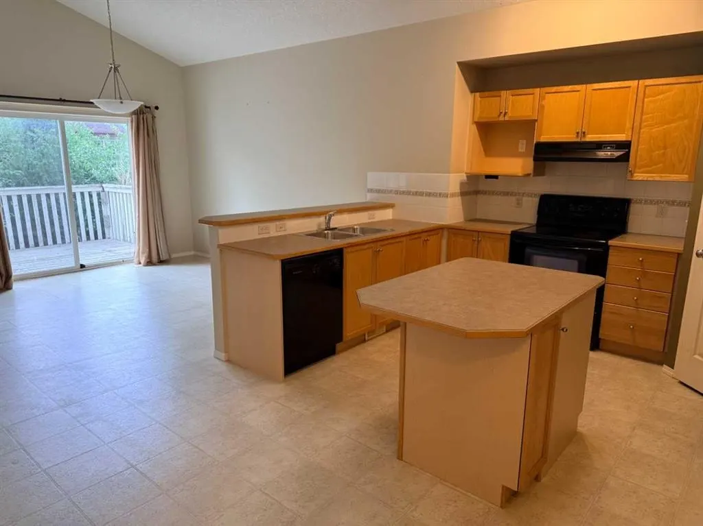 61 Everwoods Close SW — photo 3