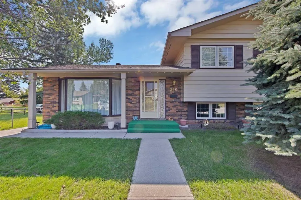 256 Parkwood Close SE — photo 2
