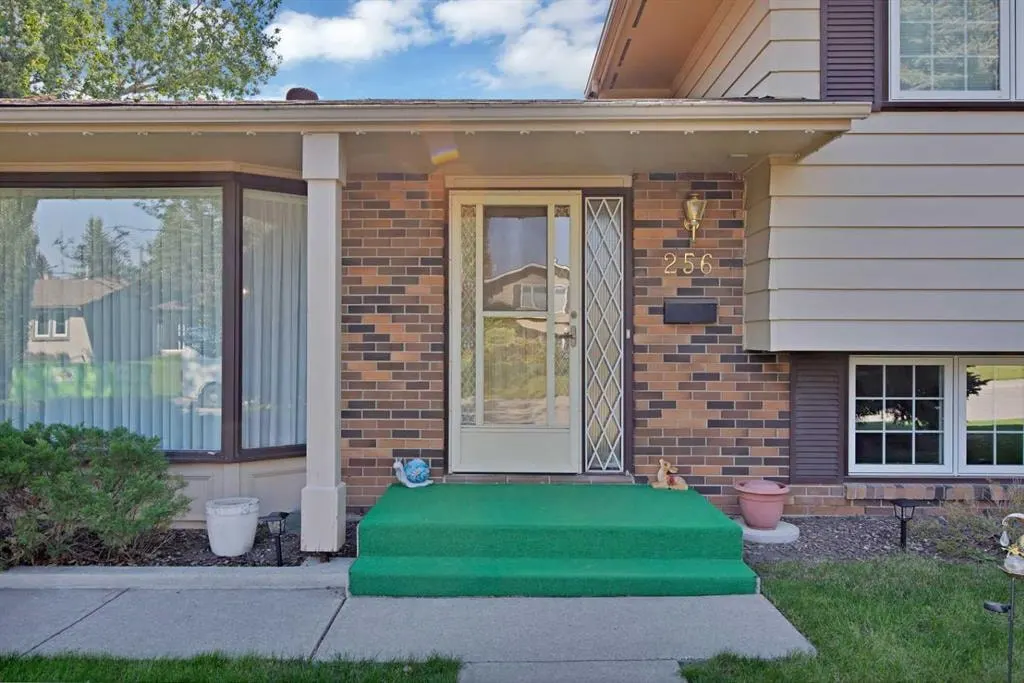 256 Parkwood Close SE — photo 3