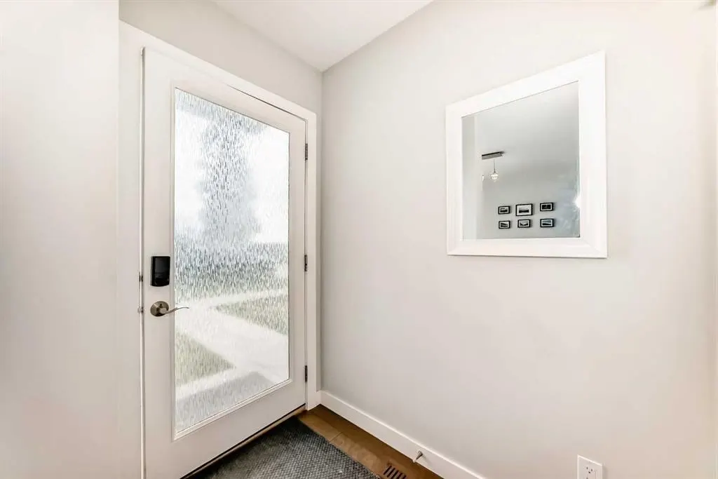 67 30 Avenue SW — photo 3