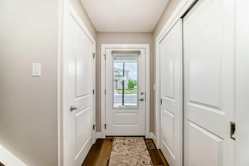 8 Yorkville Link SW — photo 2