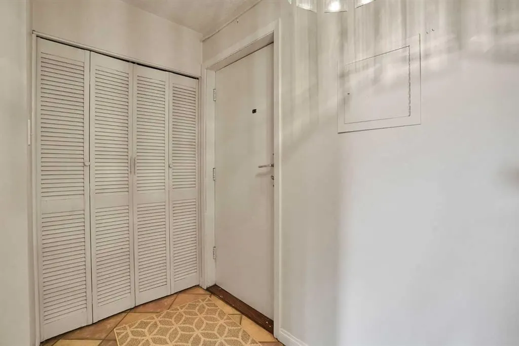 520 Cedar Crescent SW #103 — photo 3