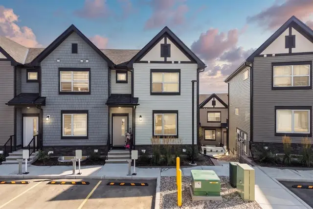 75 Evanscrest Common NW #108