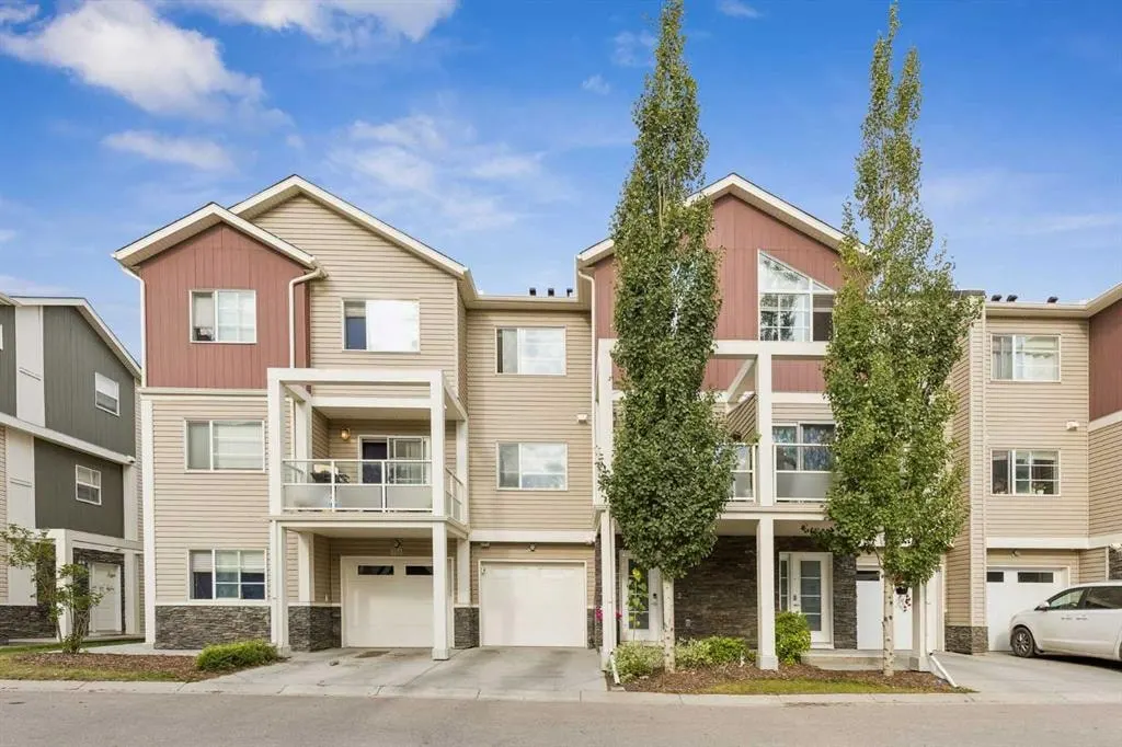 712 Redstone View NE — photo 1