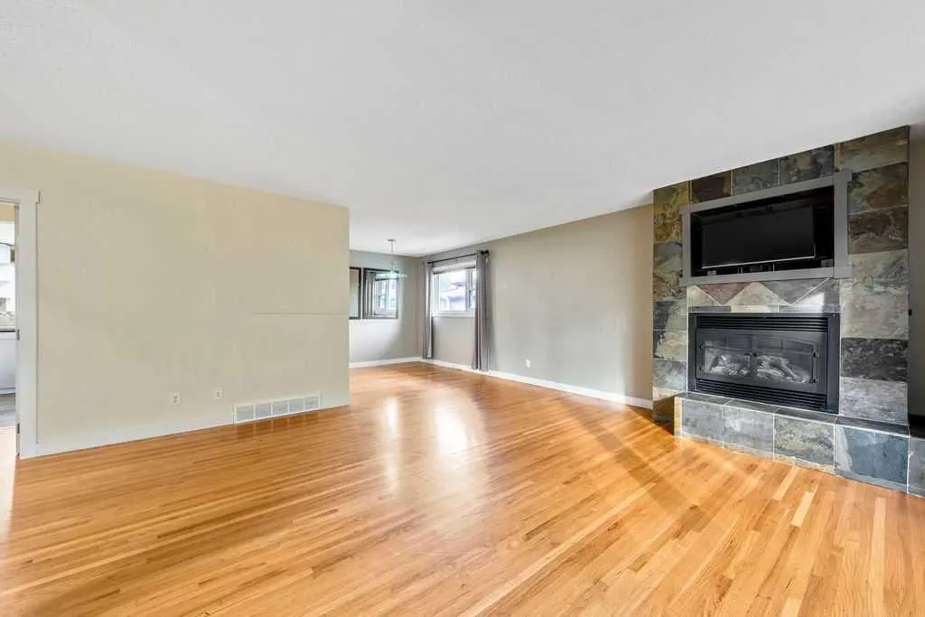 64 Hollyburn Road SW — photo 2
