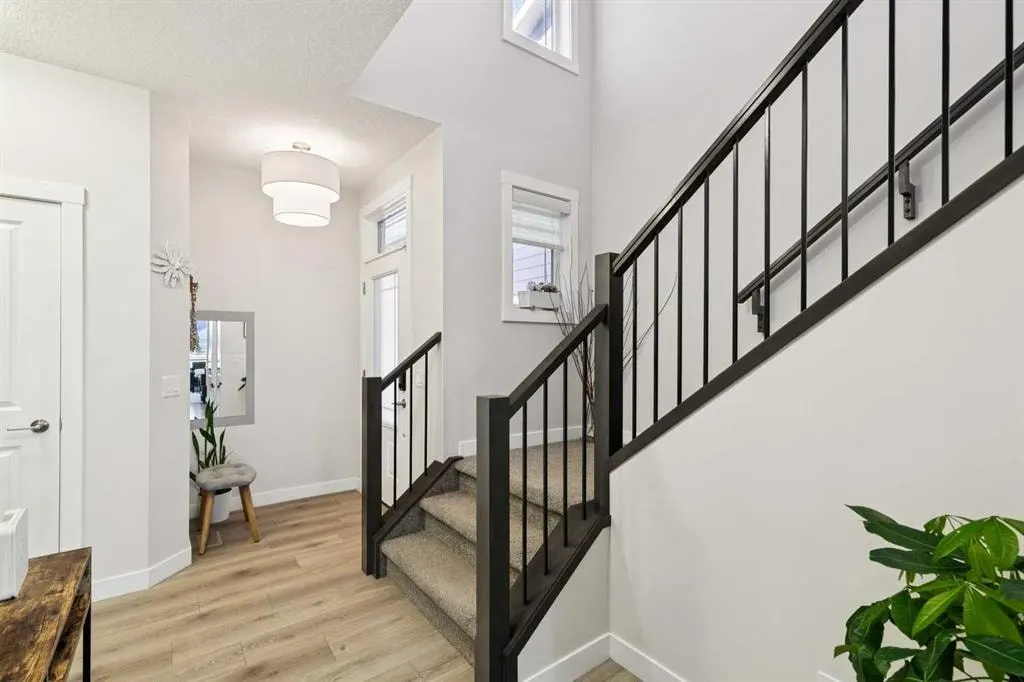 119 Cranbrook Green SE — photo 3