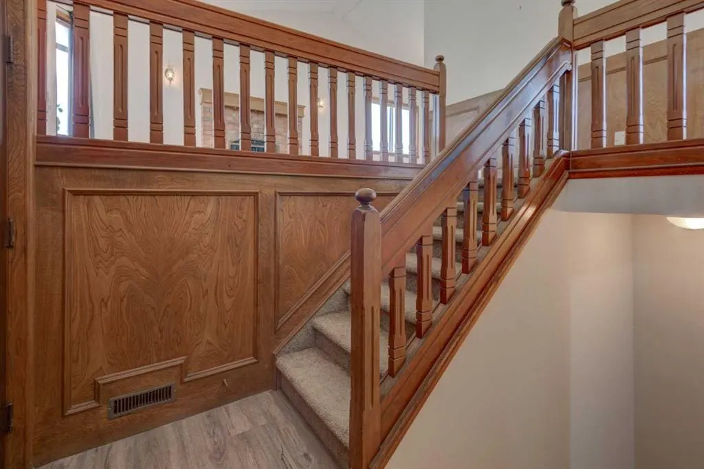 88 Woodfern Rise SW — photo 2