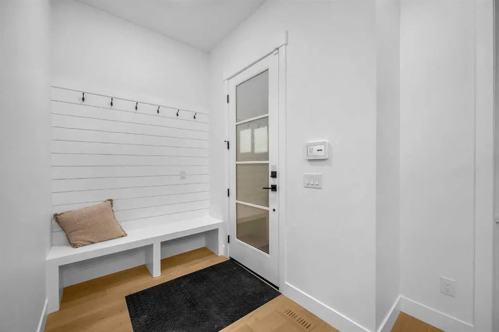 2437 52 Avenue SW — photo 3