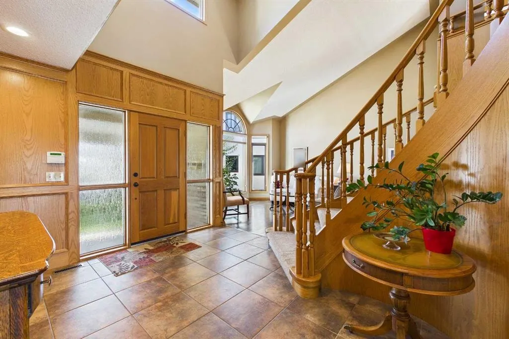 220 Varsity Estates Terrace NW — photo 3