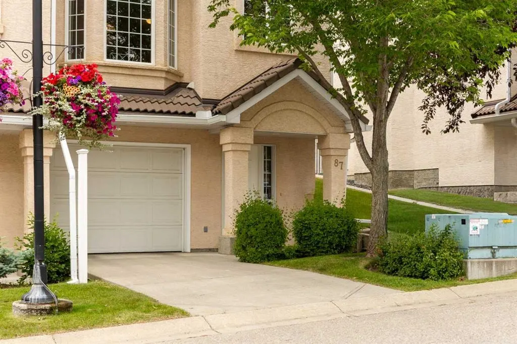 87 Hamptons Link NW — photo 2