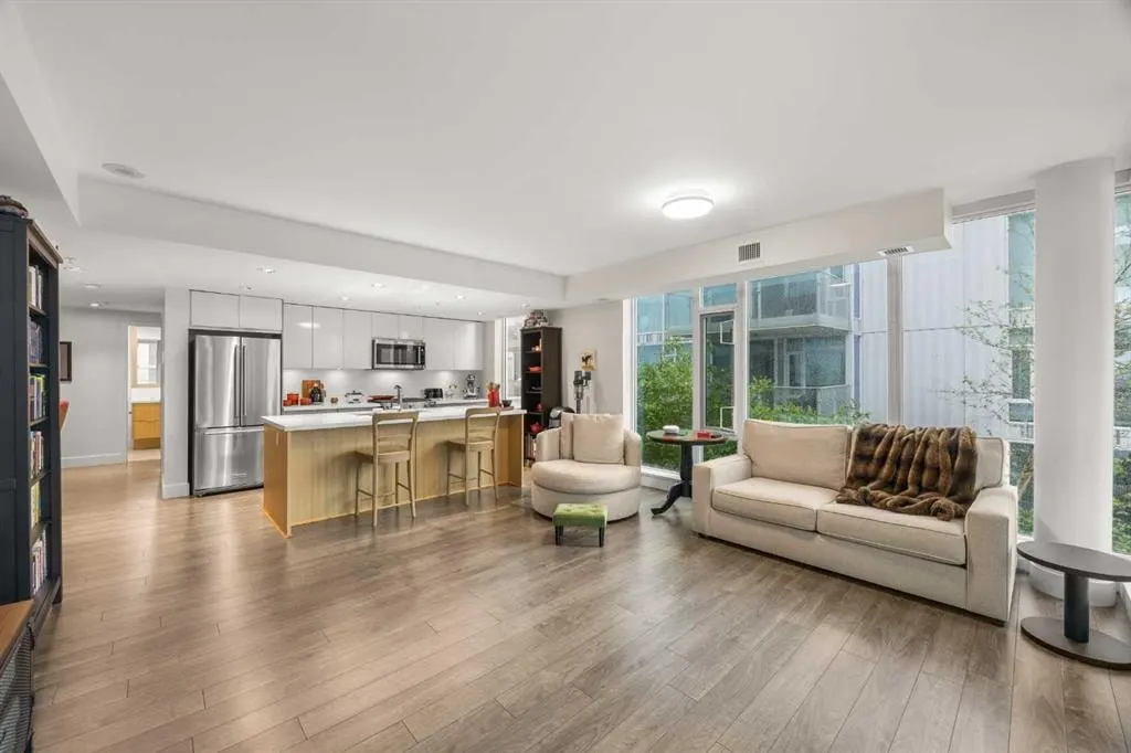 560 6 Avenue SE #301 — photo 3