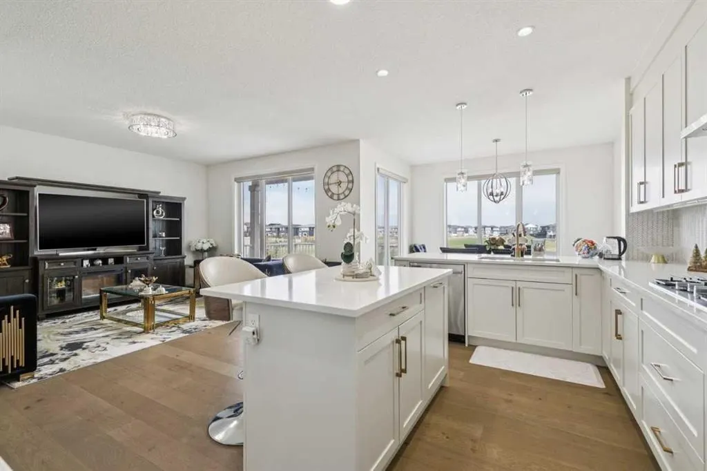 375 Corner Meadows Avenue NE — photo 3