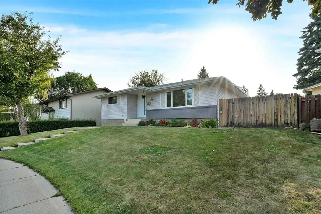 19 Maryvale Crescent NE — photo 2