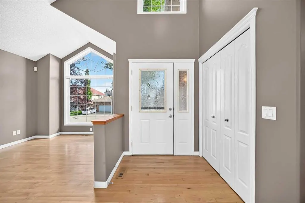 180 Hamptons Terrace NW — photo 2