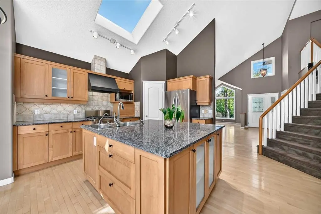 180 Hamptons Terrace NW — photo 3