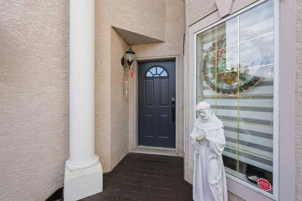 135 Millview Gardens SW — photo 3