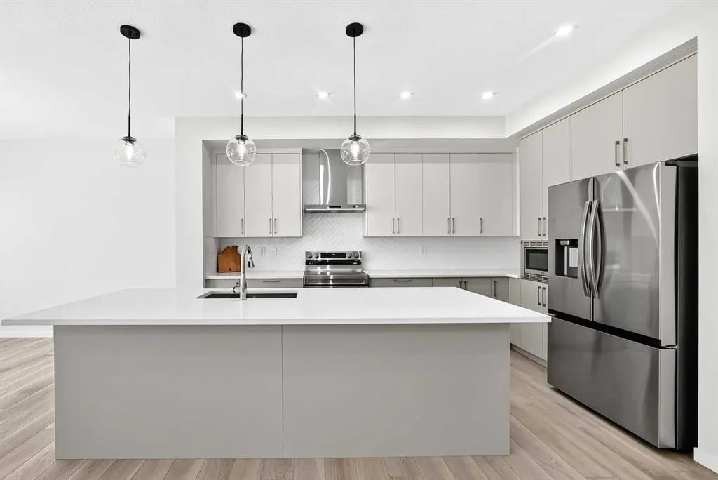 72 Lucas Gardens NW — photo 3