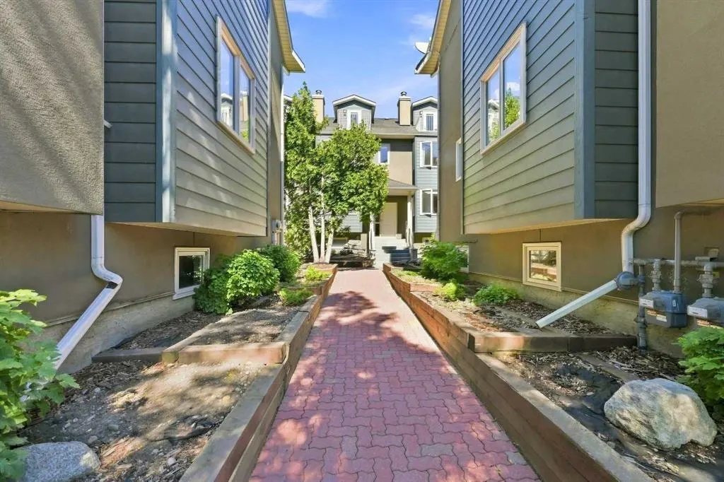 110 10 Avenue NE #12 — photo 2