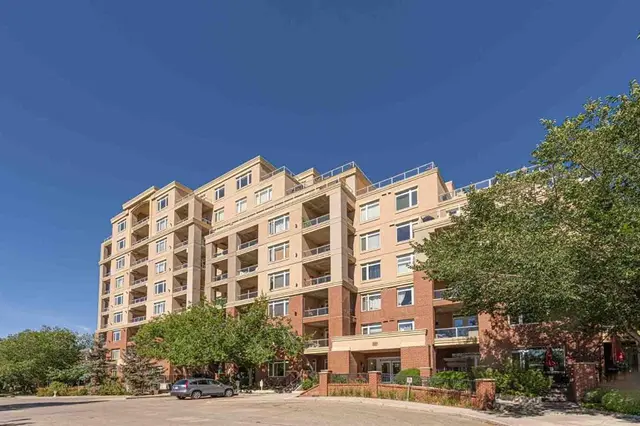 24 Hemlock Crescent SW #3302