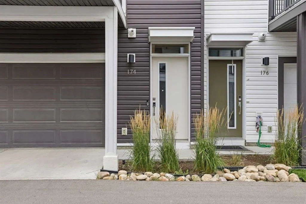 174 Walgrove Common SE — photo 2
