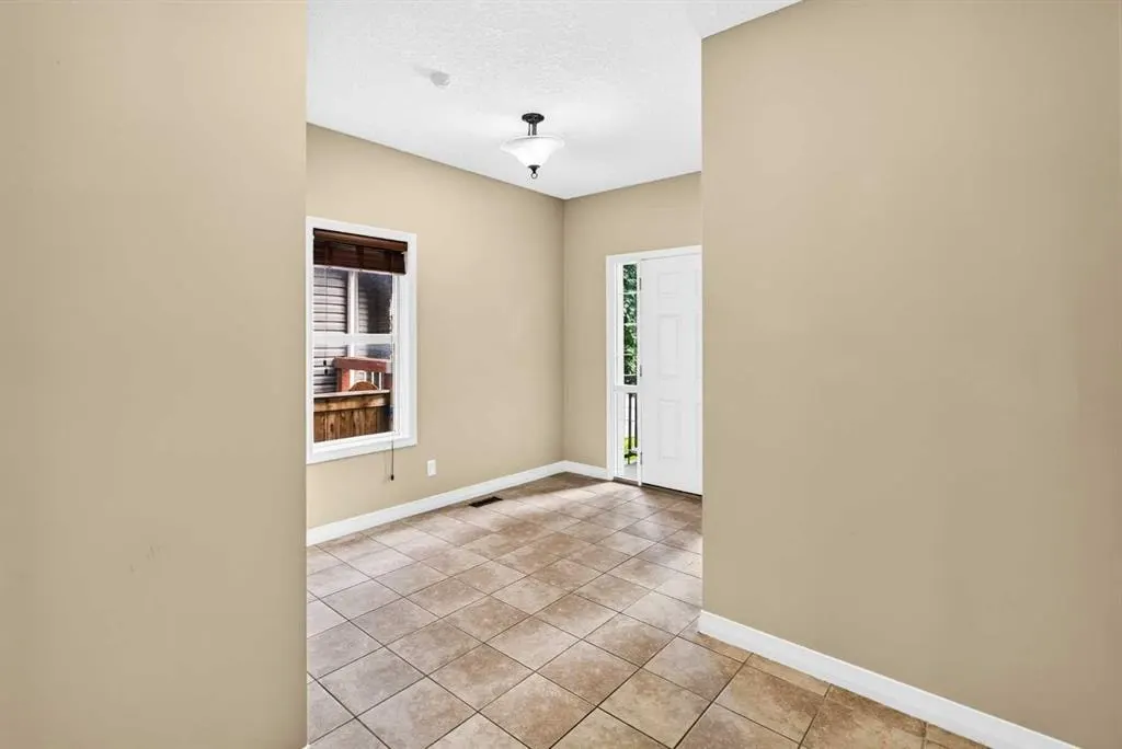 370 Silverado Way SW — photo 3